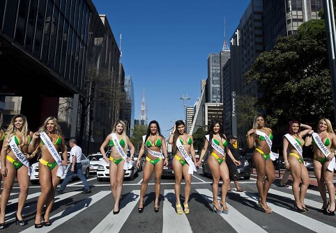 Pusnuogės merginos Brazilijos gatvėje savo kūnais reklamavo &bdquo;Mis Bumbum&ldquo; renginį