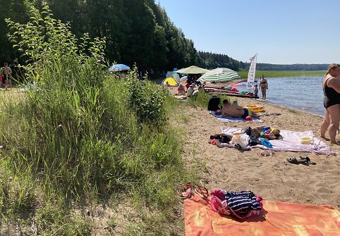 Plateliuose kar&scaron;tomis dienomis poilsiautojų antplūdis: dalis piktinosi, kad pliažai tam neparuo&scaron;ti.