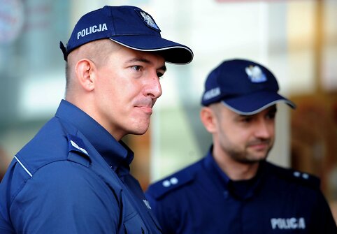 Lenkų policininkai patruliuoja Harlou mieste