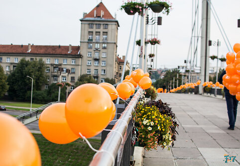 Oranžinės spalvos balionais papuo&scaron;tas S.Daukanto tiltas