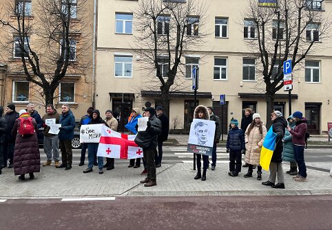 Sausio 4 d. Vilniuje prie Sakartvelo ambasados susirinkę žmonės reikalavo paleisti Michailą Saaka&scaron;vilį i&scaron; įkalinimo ir i&scaron;leisti jį gydytis Vakaruose