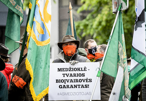 Medžiotojai rinkosi prie Aplinkos ministerijos