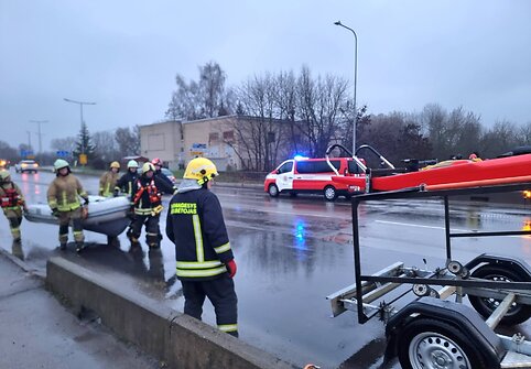 Panevėžyje nuskendo BMW automobilis