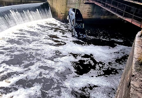I&scaron; vandens traukiamas BMW automobilis