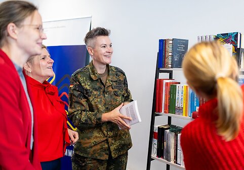 LKI perdavė Vokietijoje išleistas lietuvių autorių knygas Vokietijos brigadai