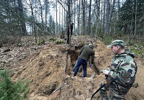 Netoli Karpiškių kaimo archeologai aptiko vokiečių kareivio palaikus ir jautrų radinį