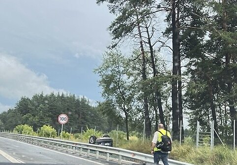 Magistralėje Vilnius-Kaunas-Klaipėda apvirto automobilis