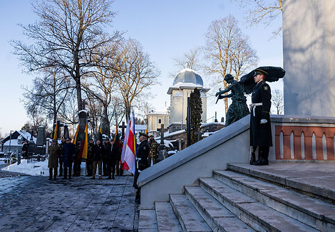 Vainikų padėjimo ceremonija 1863&ndash;1864 m. sukilimo vadams ir sukilėliams atminti Senųjų Rasų kapinių koplyčioje-kolumbariume