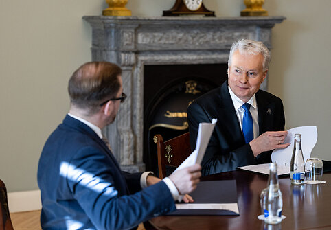 Prezidentas Gitanas Nausėda susitiko su krašto apsaugos ministru Robertu Kaunu