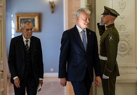 Alexanderis Van der Bellenas, Gitanas Nausėda