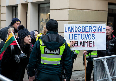 Vasario 16-ąją Vilniaus centre - gausios policijos pajėgos, pasirodė ir protestuotojų