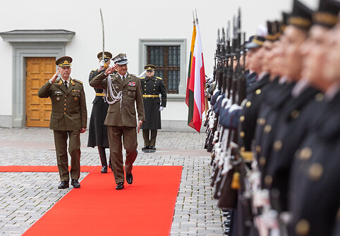 Oficiali Lenkijos kariuomenės Generalinio štabo viršininko generolo Rajmund T. Andrzejczak pasitikimo ceremonija