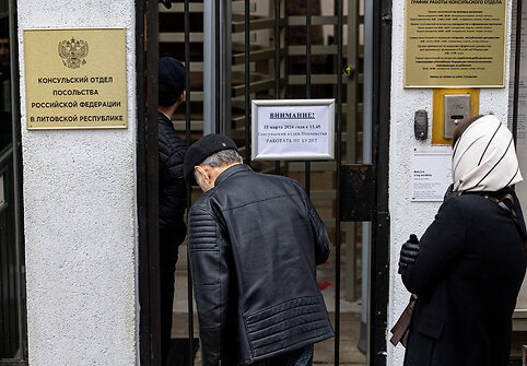 Rusijos piliečiai Vilniuje balsuoja prezidento rinkimuose