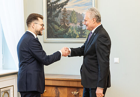 Lukas Savickas, Gitanas Nausėda