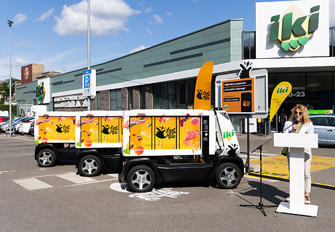 Pirmąkart Europoje į centrines didmiesčio gatves realaus eismo sąlygomis i&scaron;riedėjo net trys autonominiai prekių pristatymo automobiliai