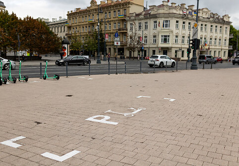 Pristatytos elektrinių paspirtukų stovėjimo vietos