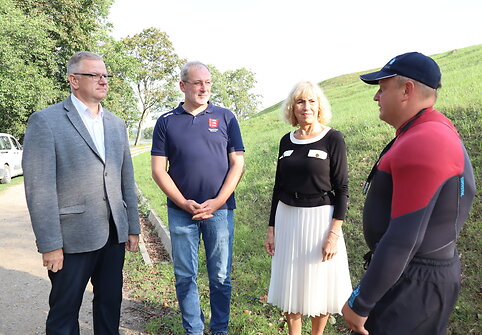 Aukštutinės Dauguvos savivaldybės vicemeras Jānis Proms, Aukštutinės Dauguvos savivaldybės Kultūros ir turizmo valdybos Turizmo skyriaus vadovas Rolands Gradkovskis, Zarasų rajono savivaldybės merė Nijolė Guobienė ir VšĮ Zarasų turizmo ir verslo informacijos centro projektų vadovas Ramūnas Keršys pr