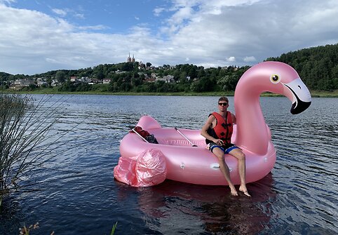Dviejų draugų kelionė pripučiamu flamingu