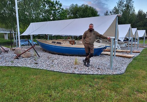 Karolis &Scaron;leževičius prie savo jachtų