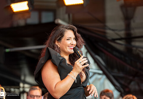  Nicole Zuraitis