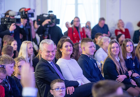 Prezidentas ir pirmoji ponia įžiebė Prezidentūros kalėdinę eglę