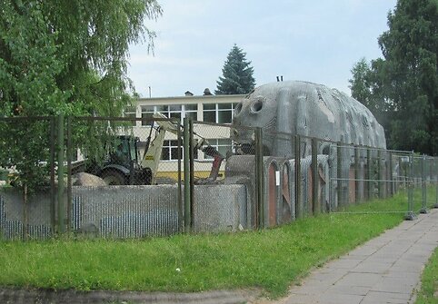 Griaunama vaikų žaidimų aikštelė
