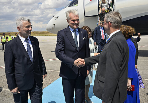 Gitanas Nausėda atskrido į NATO viršūnių susitikimą