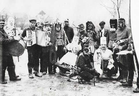 Grū&scaron;laukės Užgavėnių persirengėliai, 1968