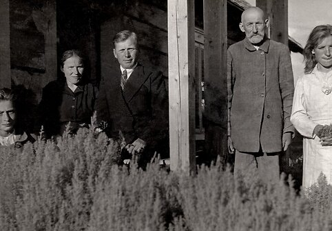 Pinkevičių šeima Pavirinčių kaime prie Alantos. Iš kairės: Antanas Šimulionis (Pinkevičių samdomas darbininkas), Pranciška ir Stasys Pinkevičiai, Antanas Telksnys (Pranciškos tėvas) ir samdoma darbininkė. Apie 1944 m.