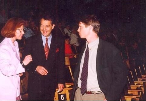 Prancūzijos ambasadorius Ph. de Suremain ir &bdquo;Kino pavasario&ldquo; sumanytojas, Prancūzijos kultūros ata&scaron;ė F.Jugeu pirmajame festivalyje 1995 m.