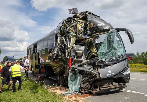 Estijoje &bdquo;Lux Express&ldquo; autobusas įlėkė į sunkvežimį