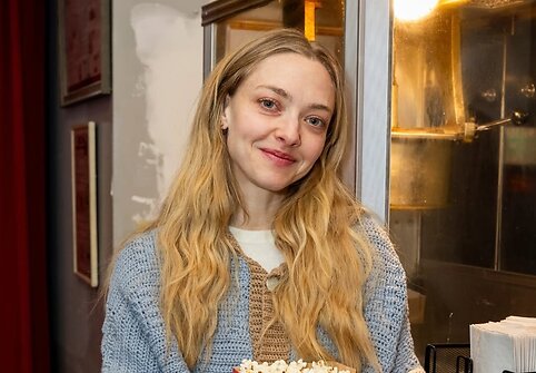 Amanda Seyfried su lietuvių kurtu megztiniu