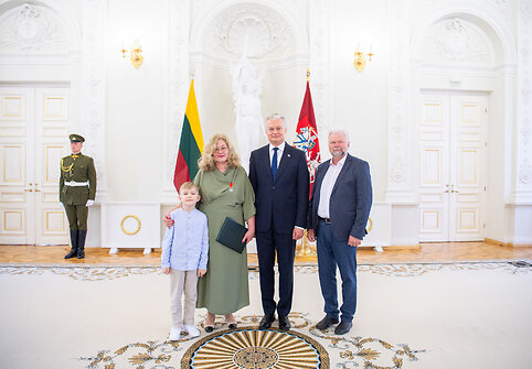  Prezidentas įteikia valstybės apdovanojimus už nuopelnus motinystei ir globai