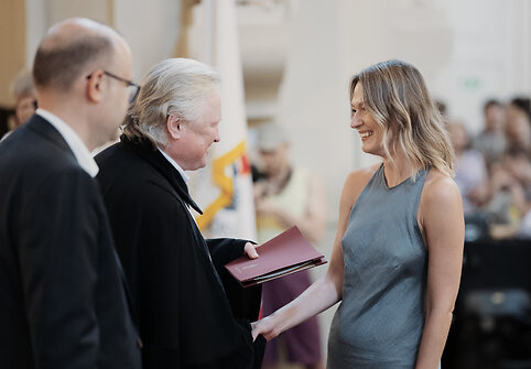 Beatai Ti&scaron;kevič teikiamas diplomas.