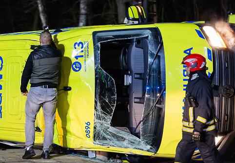 Vilniuje apvirto greitosios pagalbos automobilis