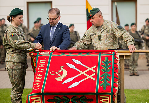 Lietuvos kariuomenės Karo komendantūrų valdybos vėliavos įteikimo ceremonija