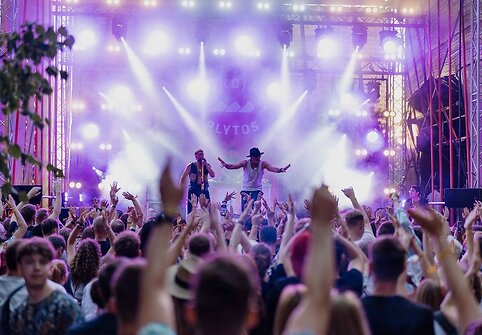 Uostamiestyje &bdquo;&Scaron;vyturys BHouse&ldquo; erdvėje o&scaron;ė skonių ir muzikos jūra: į Aludarių dienos festivalį susirinko tūkstančiai