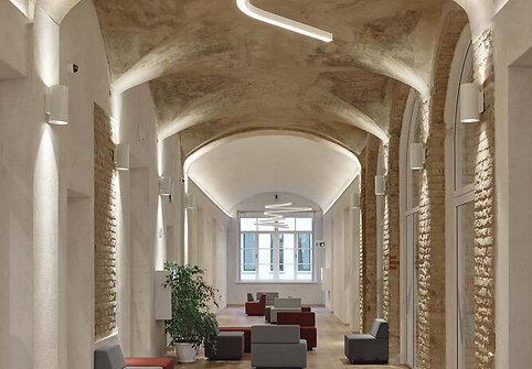 Šiuolaikinės Mokyklos Centras – kai architektūra kalba istorija, spalvomis ir muzika