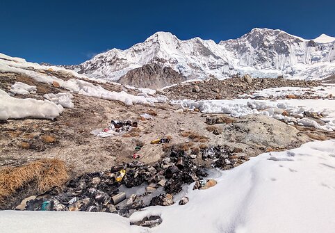 Netvarkomos šiukšlės šalia Baruntės bazinės stovyklos 5400 m aukštyje (Nepalas, 2026 m.)