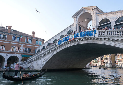Protestai Venecijoje prie&scaron; Jeffo Bezoso ir Lauren Sanchez vestuves