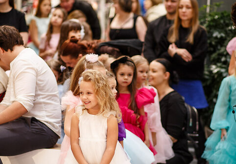 &Scaron;ventinis spindesys ant podiumo &ndash; &bdquo;Catwalk&ldquo; kalėdinis madų &scaron;ou &bdquo;Vilnius Outlet&ldquo;