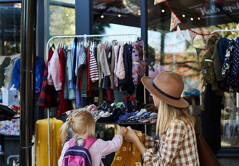 Šį šeštadienį „Outlet Park“ šurmuliuos „Vaikų daiktų blusturgis“: renginys kviečia visus, kurie myli tvarumą ir sąmoningą vartojimą