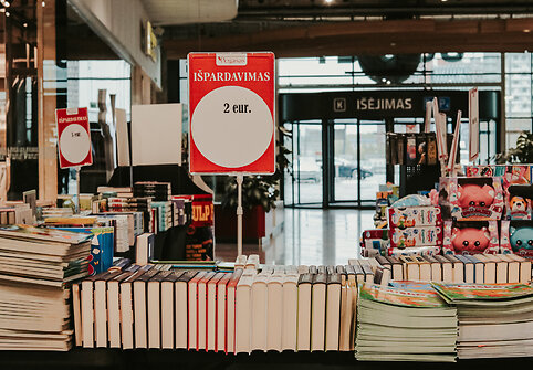 Malšinkite vasaros skaitymo troškulį „Vilnius Outlet“ jau tradicinėje „Knygų mugėje“: skaitiniai čia kainuos tiek, kiek buteliukas vandens