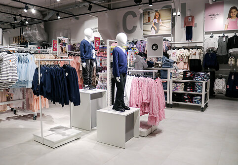 „Outlet Park“ įsikūrusi „Sinsay“ džiaugiasi sklandžia pradžia: kviečia pirkėjus mėgautis asortimentu bei žemomis kainomis