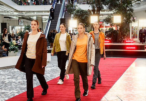 Rudens spalvos ant podiumo – „Catwalk“ pristatė naujojo sezono kolekcijas „Vilnius Outlet“ gimtadienyje
