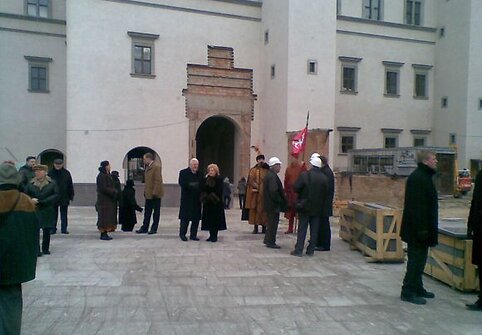 Prie Valdovų rūmų