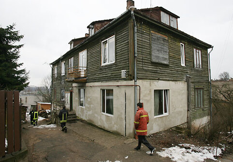 Trijų aukštų medinis namas