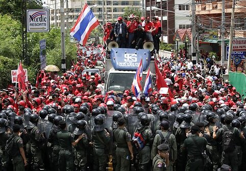 Policija bando sustabdyti protestuotojus.