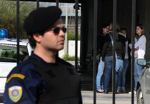 Merginos stebi policijos tyrimą.