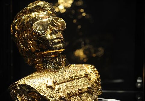 Auksinė Michaelo Jacksono statula.